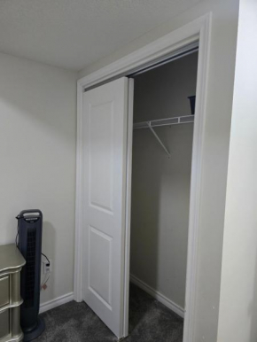 Dee's cozy room- shared suite